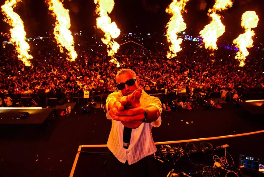 Palestine : Dj Snake au cœur d’une grosse polémique ! Dj Snake sur scène avec flammes en arrière-plan lors d'un concert.