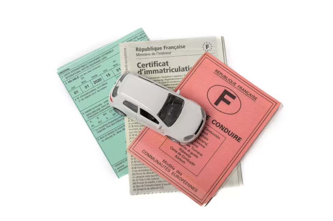 Échange de permis de conduire étranger en France : guide complet et détails précis Permis de conduire français avec documents d'immatriculation et de certificat.