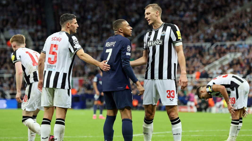 Mbappé et ses mots tranchants : Un regard controversé sur Newcastle Mbappé et un joueur de Newcastle échangent lors d'un match de football.