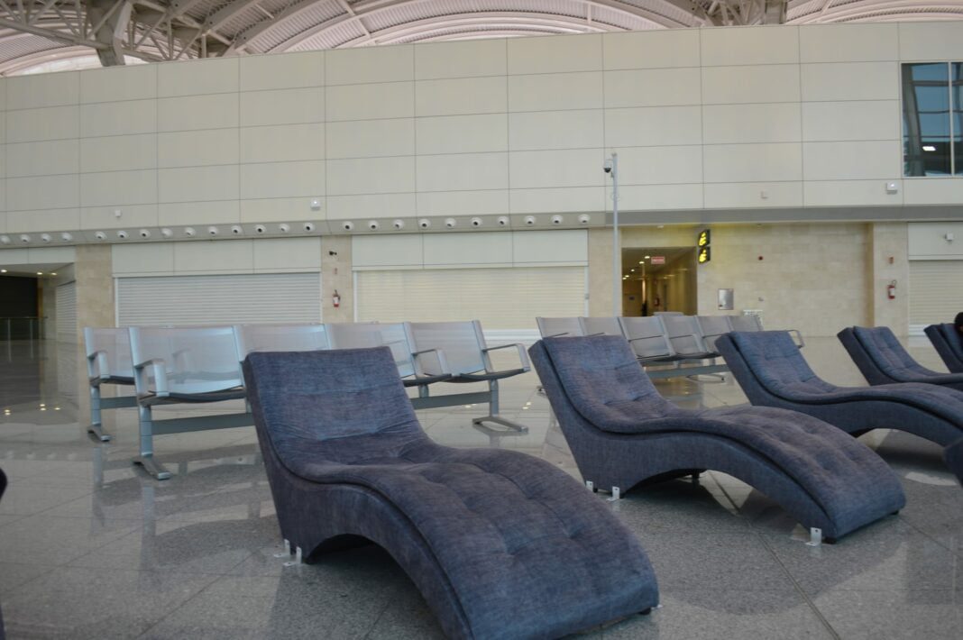 Transformation étonnante à l’aéroport international d’Alger : Les voyageurs bénéficient d’un nouvel espace détente avec des sièges transat Espace détente avec sièges transat modernes à l'aéroport d'Alger.