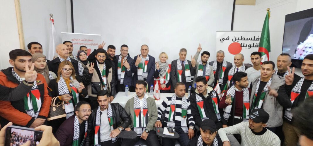 Soutien Humanitaire : Le CRA et l’Algérie viennent en aide aux étudiants palestiniens résidant en Algérie Groupe d'étudiants palestiniens soutenus par le CRA en Algérie.