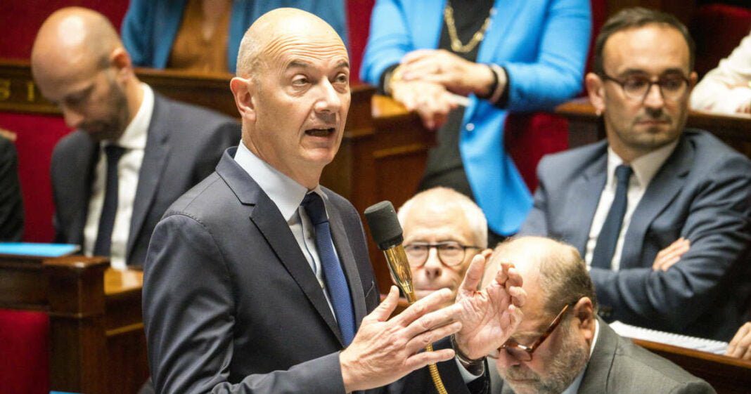 Débat sur l'immigration de travail en France Ministre français défendant l'immigration de travail devant l'assemblée nationale.
