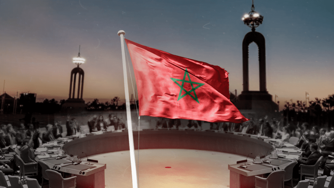 Sahara: 48 ans après, le Maroc poursuit son irréversible Marche vers l’autonomie Drapeau du Maroc flottant lors d'une cérémonie au coucher du soleil.