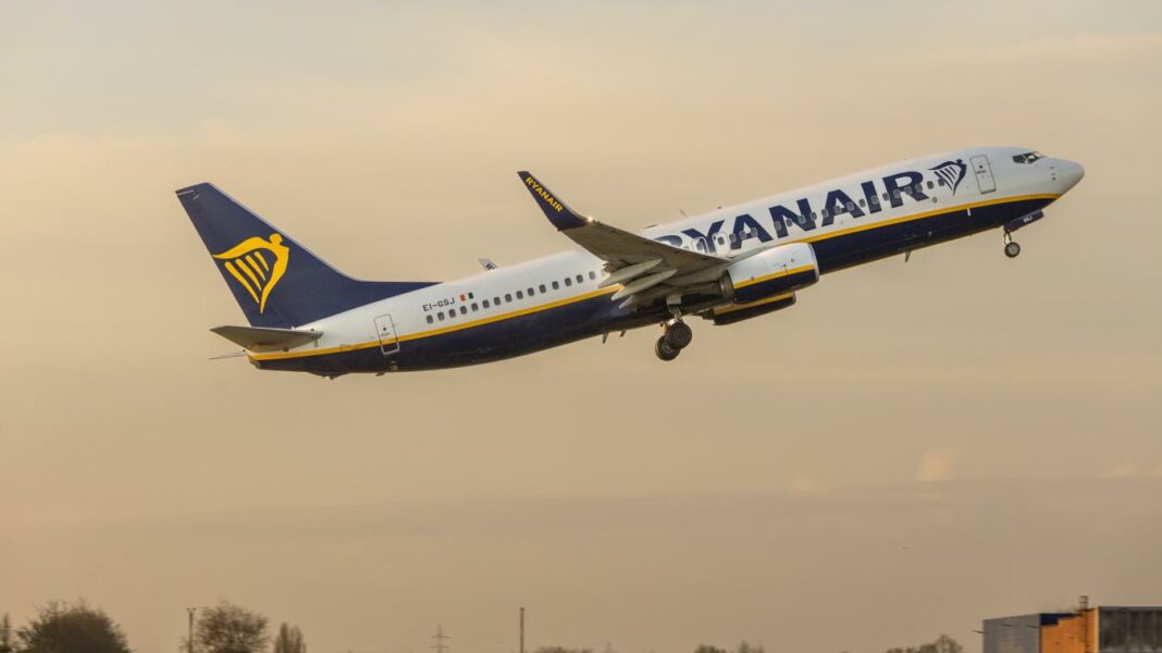 Avion Ryanair en plein vol lors d'une journée ensoleillée.