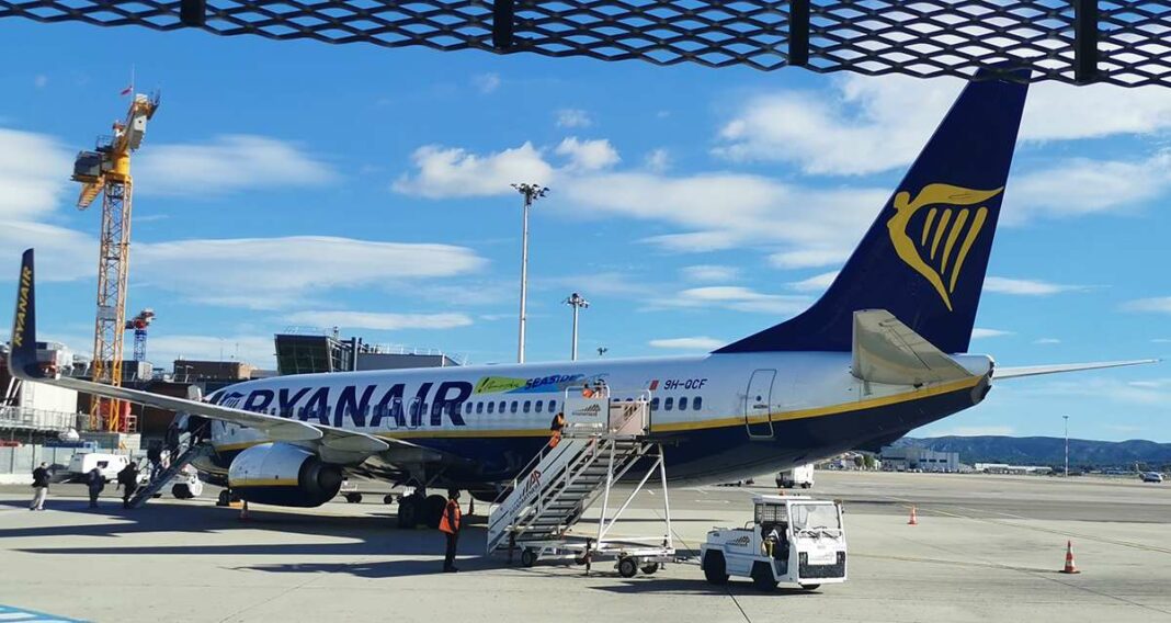 Chaos inattendu sur un vol Ryanair, une passagère blessée Avion Ryanair stationné à l'aéroport avec personnel au sol.
