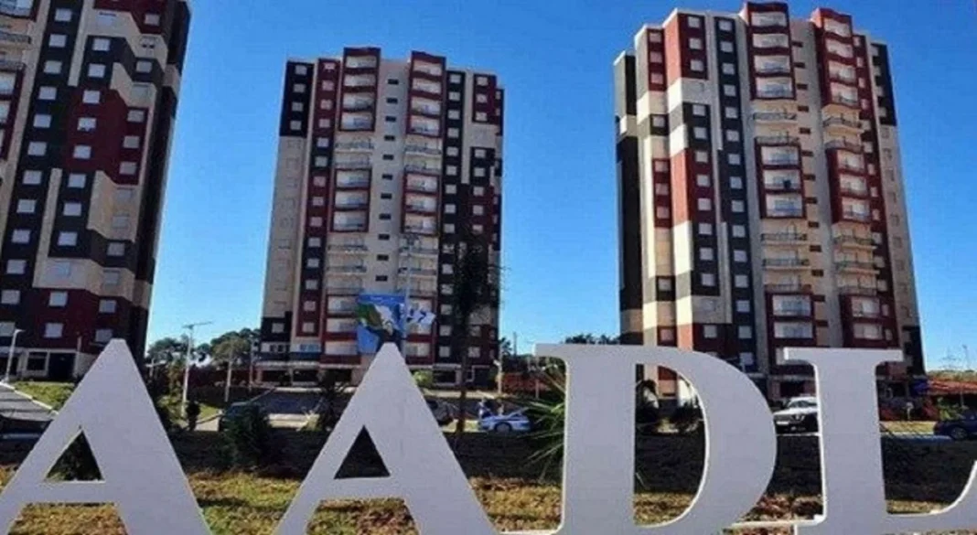 AADL 3 : fausses infos sur les prix des logements, l’agence dément et menace Deux grands immeubles résidentiels modernes à Alger sous un ciel bleu clair.