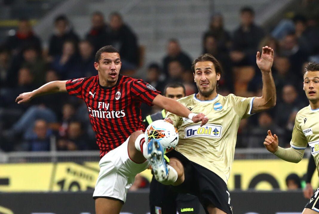 Joueur de football en duel pour le ballon lors d'un match intense.