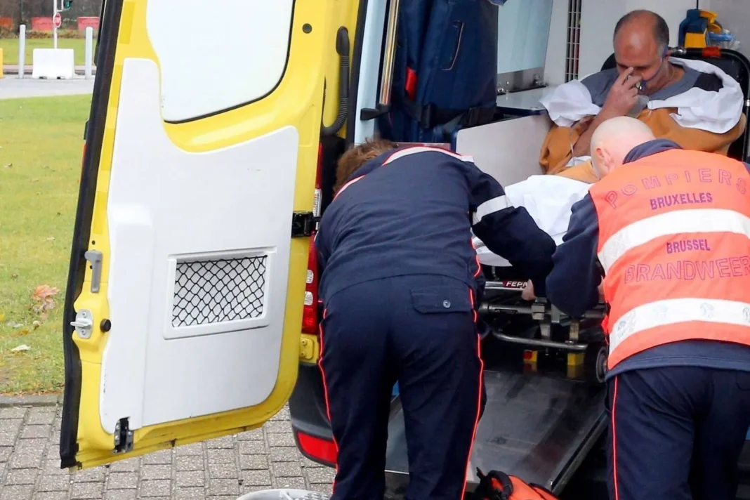 Aïn Zehoub: une fille de 9 ans délivrée de justesse d’une intoxication au Monoxyde de Carbone Secours médical aidant une fille de 9 ans intoxiquée au monoxyde de carbone.