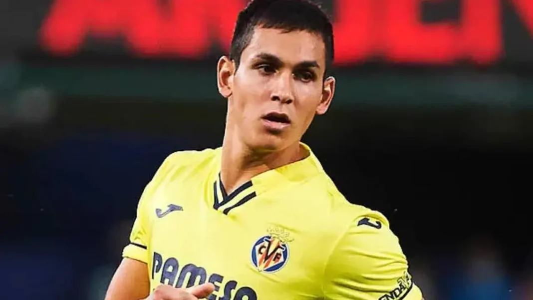 Aissa Mandi lors d'un match Aissa Mandi en action avec le maillot du Villarreal CF.