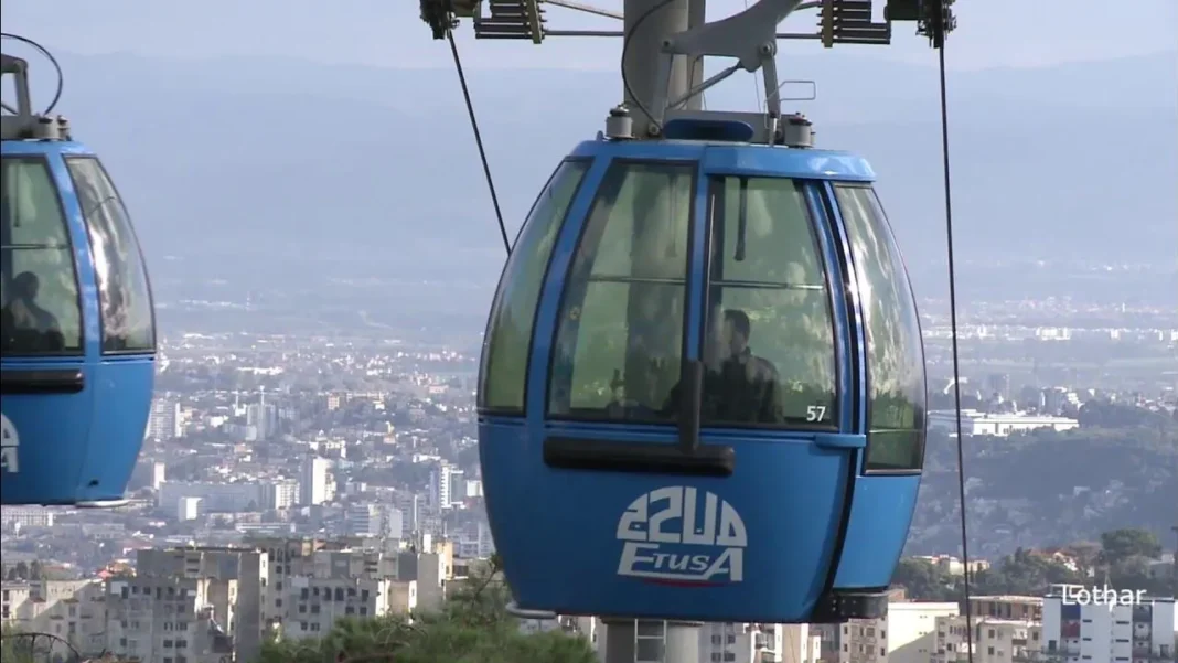 Alger : seulement deux téléphériques sur six, fonctionnels Téléphérique bleu à Alger avec vue sur la ville.