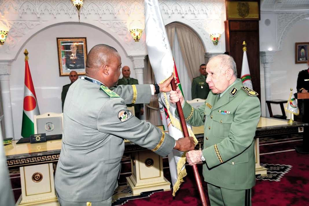 CEMOC : L’Algérie prend les rênes du comité après le Niger Officiers militaires algériens lors d'une cérémonie officielle.