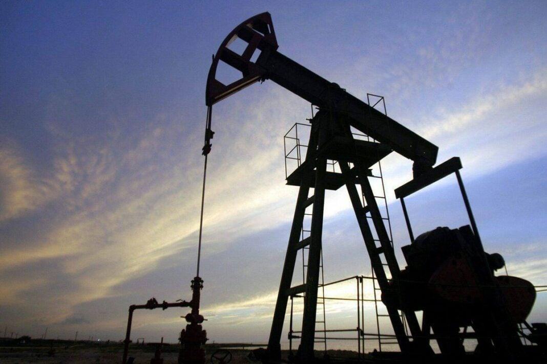Chute du prix du pétrole à 75 $ en 2025 : Les marchés dans l’incertitude Pétroleur en plein air avec ciel crépusculaire.