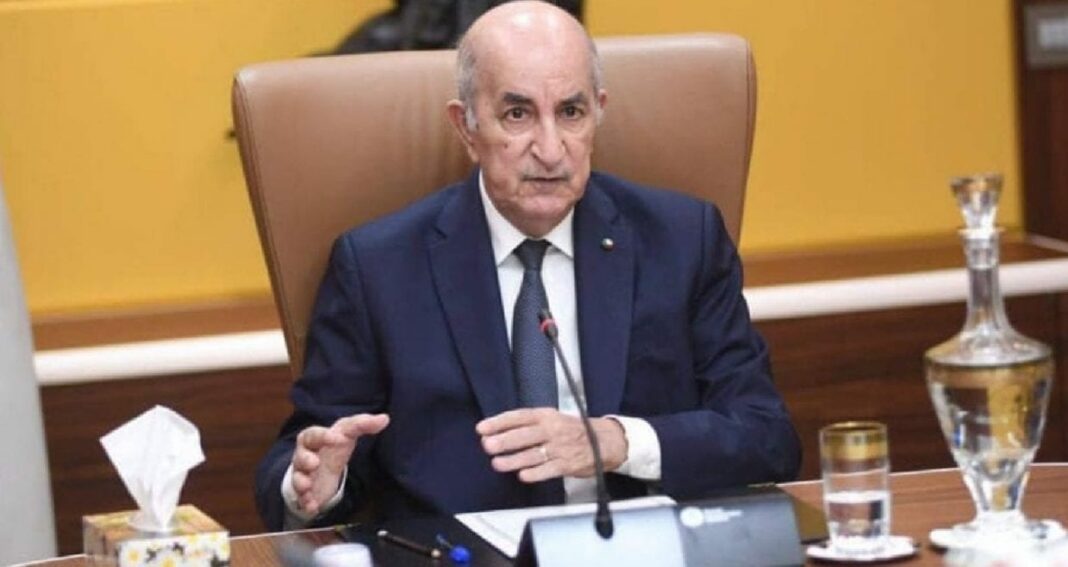 Tebboune, président algérien, lors d'une réunion officielle.