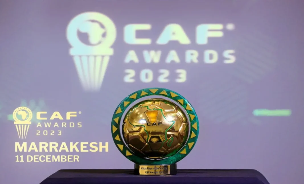 CAF Awards 2023 : énorme surprise pour l’Équipe d’Algérie Trophée CAF Awards 2023 avec logo et inscription Marrakech.
