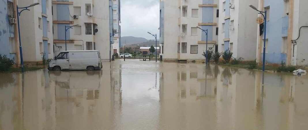 Algérie : la cité AADL des 800 logements bloquée par les eaux Eaux de pluie inondant la cité AADL, Alger, Algérie.