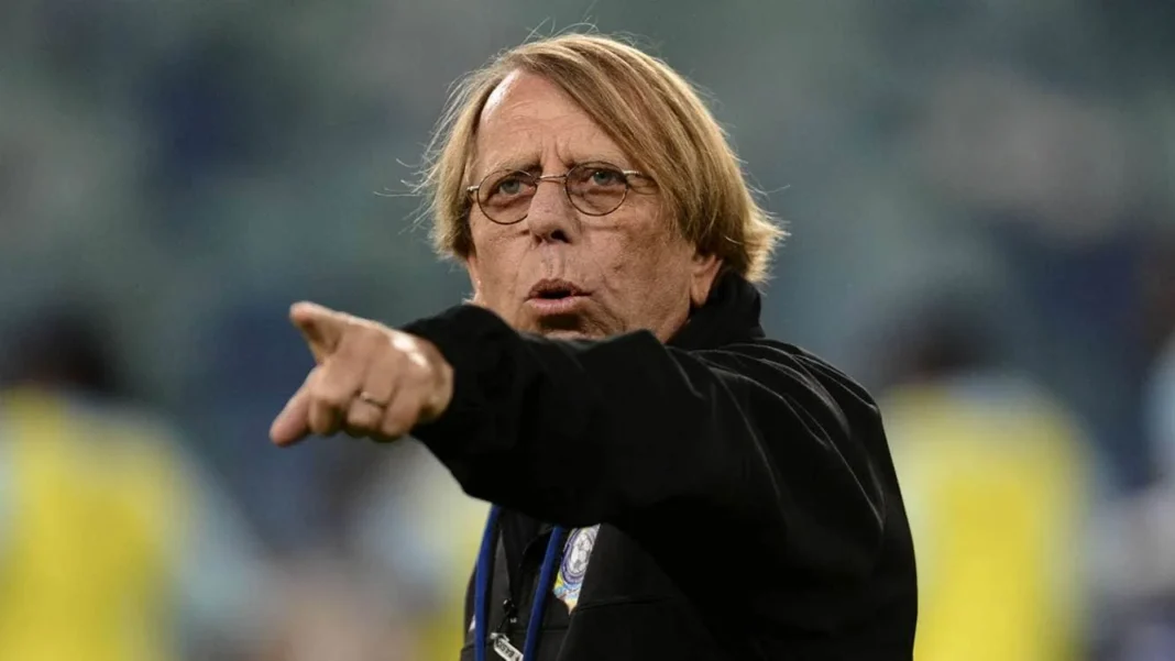 CAN 2023 : Voici les trois favoris selon Claude Le Roy Claude Le Roy pointant du doigt lors d'une analyse sportive.
