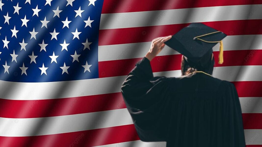 Avis aux étudiants Algériens : les USA lancent une opportunité Unique! Étudiant en graduation avec drapeau américain en arrière-plan.