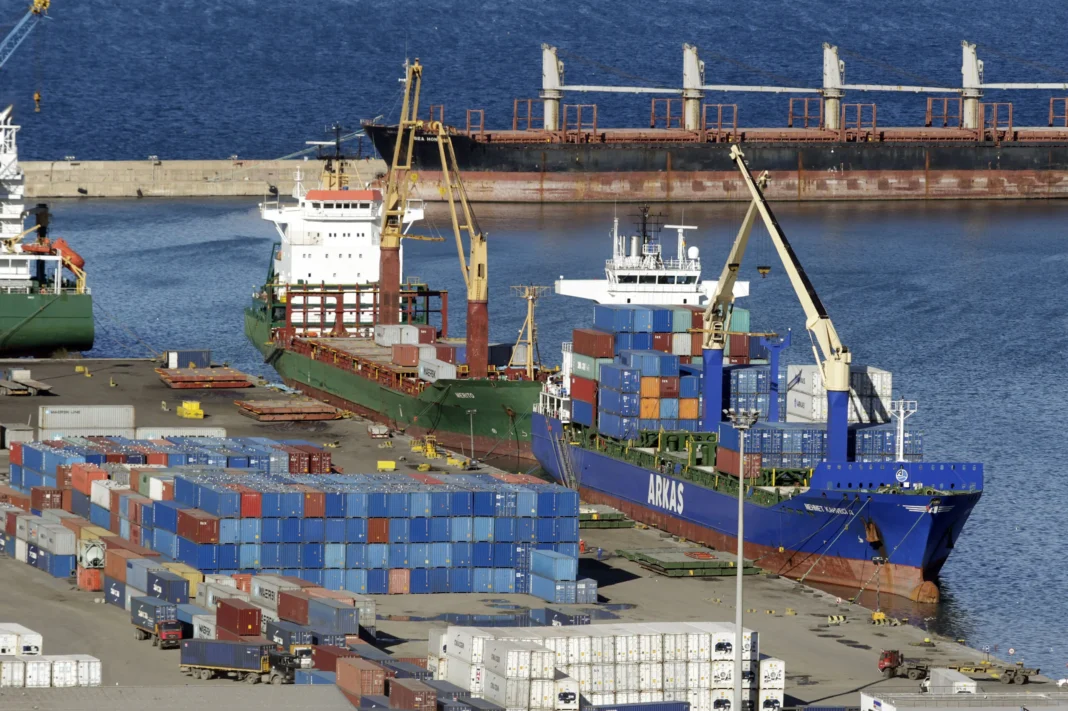 Exportations/Algérie : voici le point du 1ᵉʳ semestre 2023 Navire de commerce avec conteneurs en port algérien.