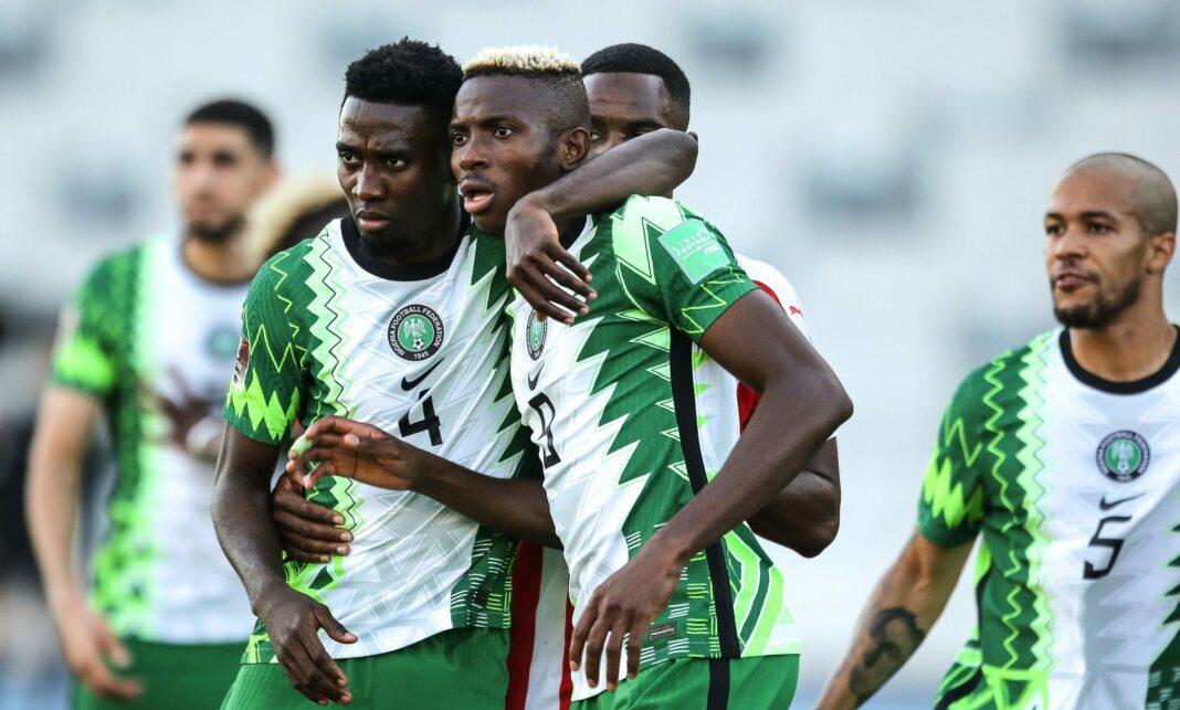Déroute du Nigeria dans les éliminatoires CdM : Les Panthères Gabonaises Maintiennent leur Avance Joueurs de football gabonais célébrant un but lors d'un match.