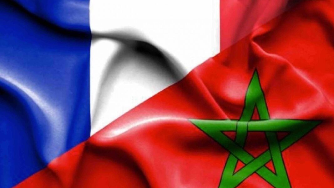 Drapeaux de la France et du Maroc côte à côte.