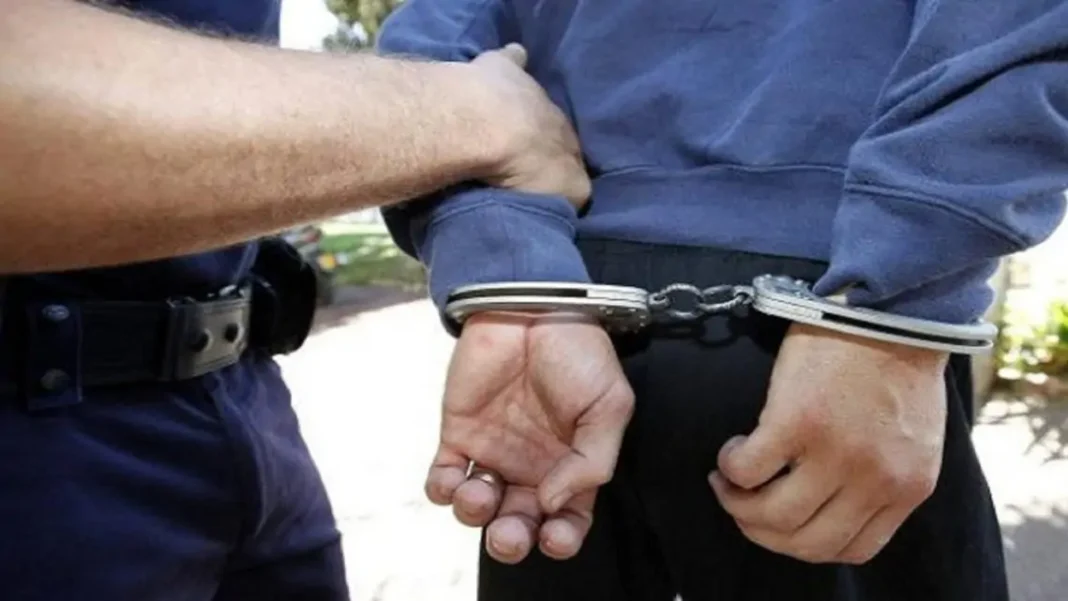 France/Montpellier: une française de 80 ans tuée par son mari marocain de 45 ans Homme en garde à vue avec mains menottées par un officier de police.