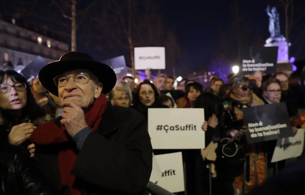 Marche contre l’antisémitisme à Paris : l’extrême droite fortement mobilisée Manifestation contre l'antisémitisme avec des participants et des pancartes.