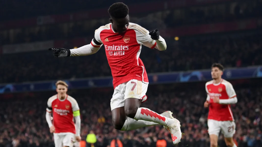 Joueur d'Arsenal sautant pour un tir lors d'un match de Ligue des champions.