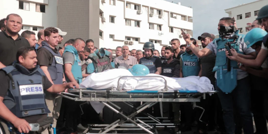 Gaza : 48 journalistes morts depuis le début des attaques israéliennes Journalistes et secouristes rassemblés lors d'une cérémonie à Gaza.