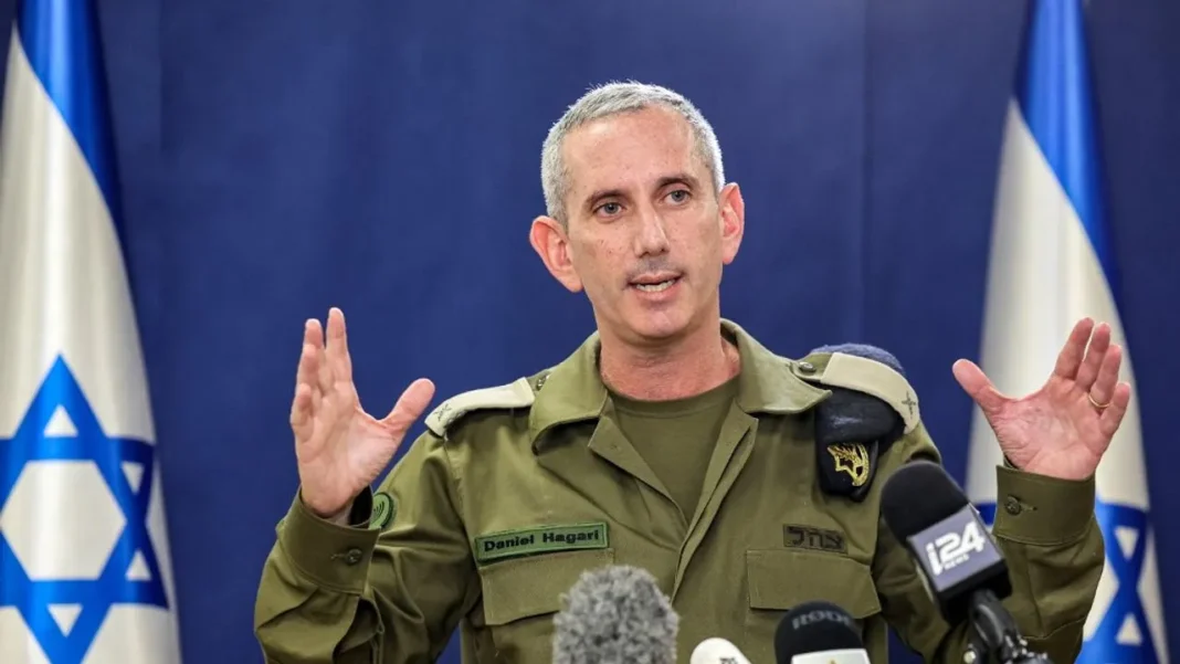 Guerre à Gaza: un officier hébreux envoie un message poignant, plein de sens aux algériens Officier hébreu en uniforme parlant lors d'une conférence.
