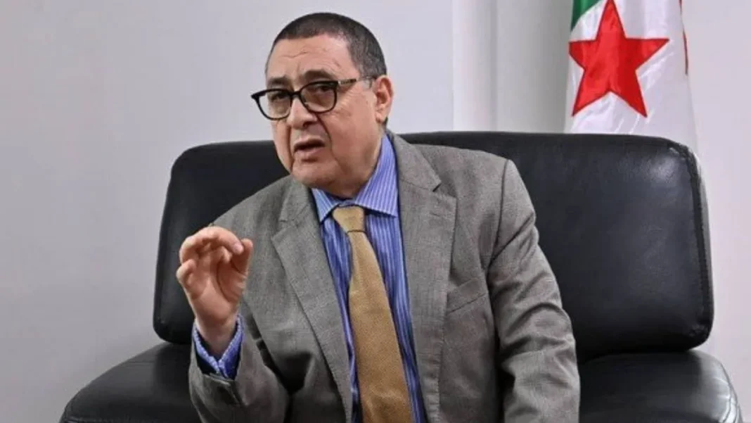 Gestion des catastrophes naturelles: le gouvernement algérien s’engage dans une réforme révolutionnaire Homme en costume parlant lors d'une réunion officielle en Algérie.