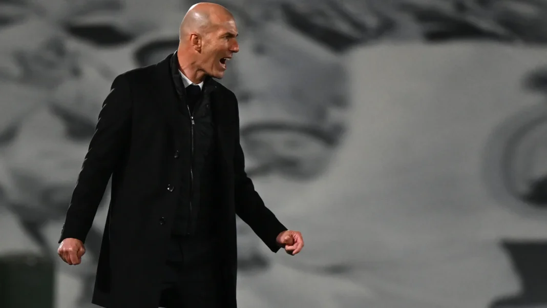 Zidane célèbre une victoire avec passion lors d'un match de football.