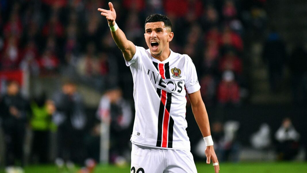 Scandale Youcef Atal : Libération sous conditions ! Les détails chocs révélés Youcef Atal en maillot de l'OGC Nice lors d'un match de football.