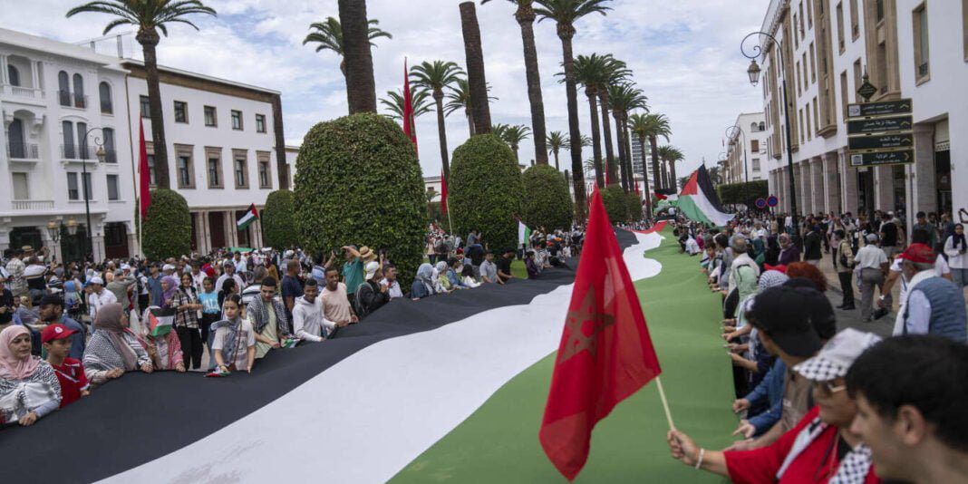 Guerre Israël – Palestine : le Maroc souhaite une rupture des relations avec Israël Manifestation massive avec drapeaux palestiniens et marocains.