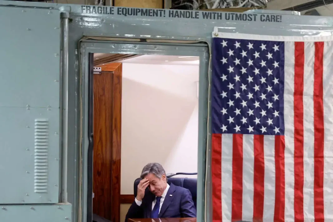 Président américain dans une pièce avec drapeau américain.