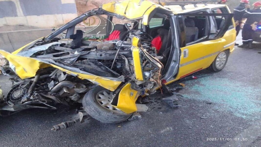 Véhicule accidenté à Oran, dégâts importants, scène de catastrophe.