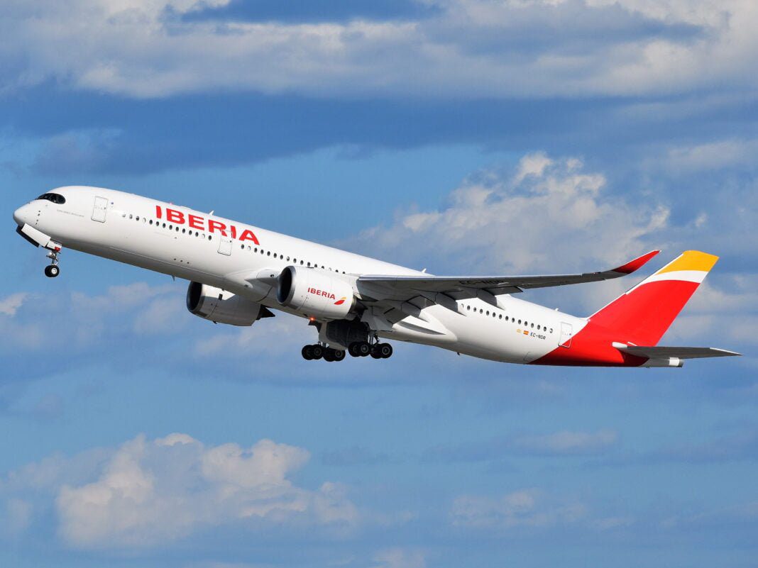 Avion Iberia en vol vers New York Avion Iberia en vol vers New York lors du Black Friday.