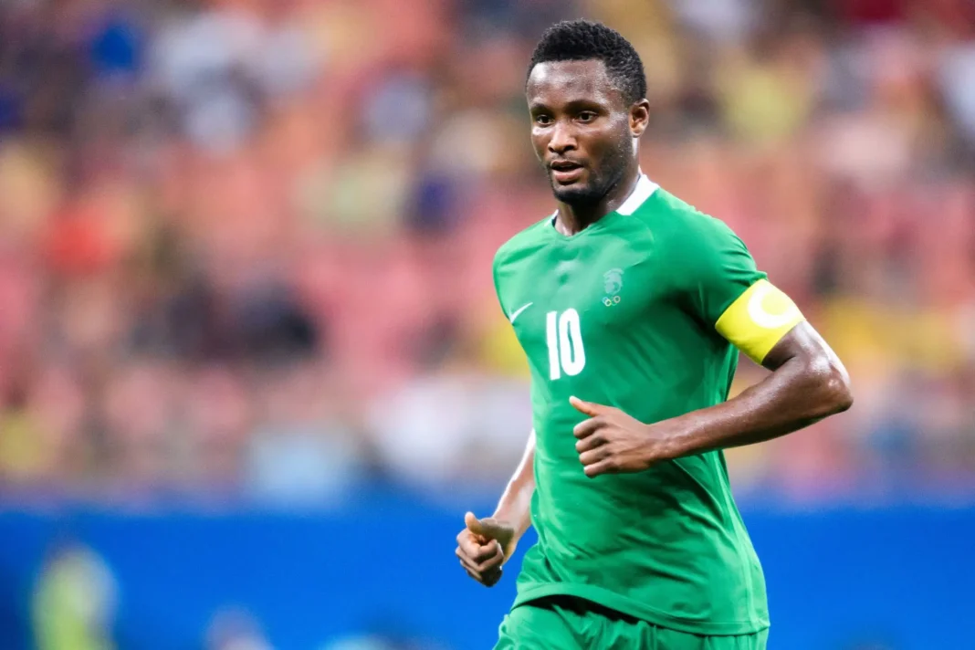 John Obi Mikel portant le maillot vert avec le numéro 10.