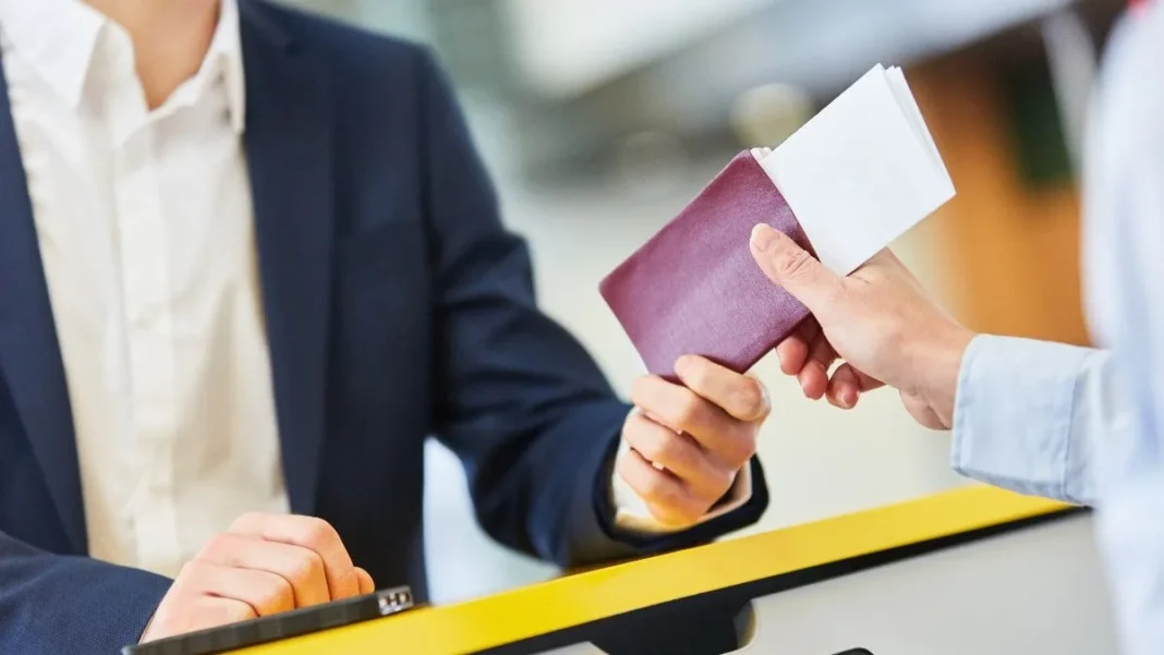 Coup dur! A cause d’une erreur de passeport,il perd 1800 euros . Les détails ici Personne remettant un passeport à une autre personne dans un bureau.