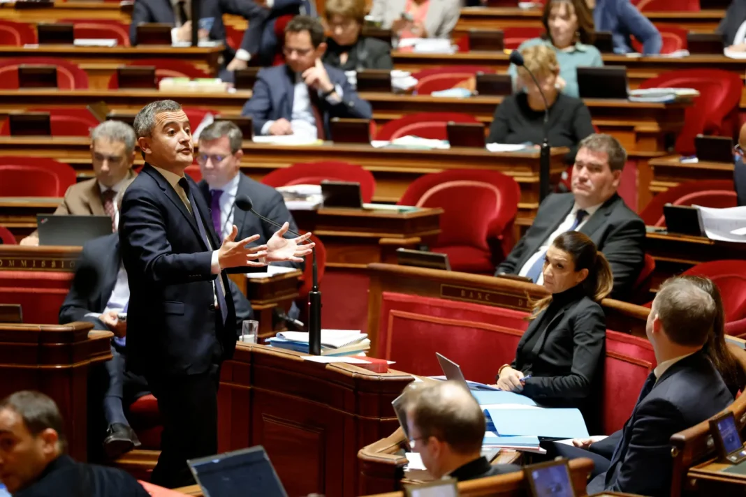 Débat au Sénat sur l'immigration en France Député au Sénat discutant de la politique d'immigration française.