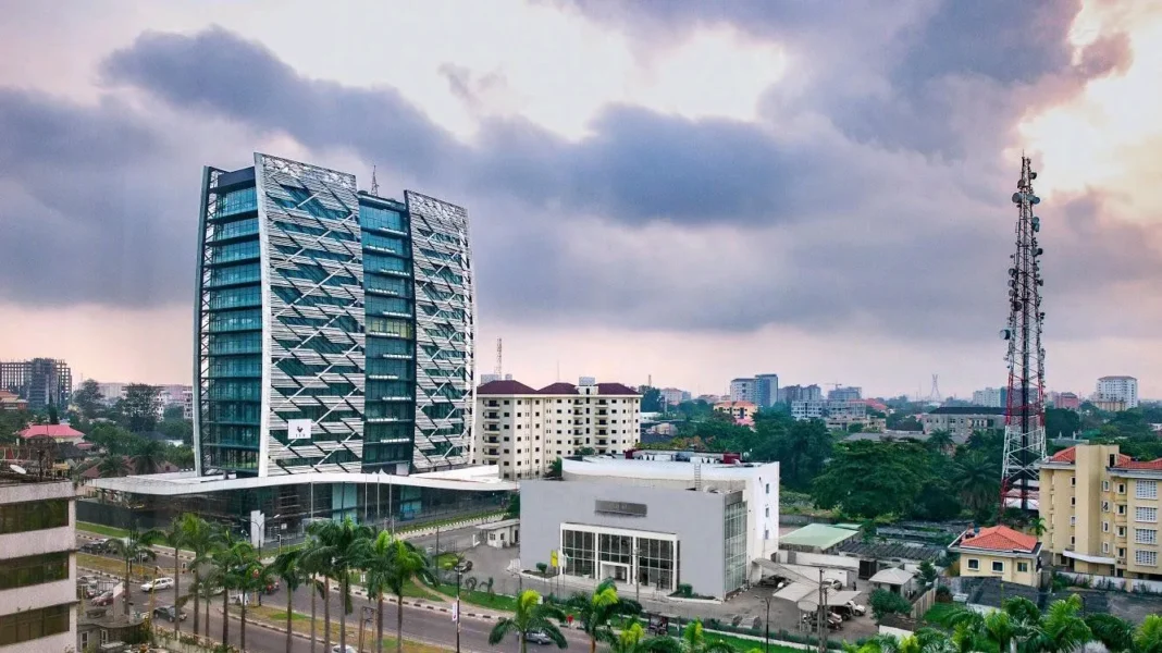 Immobilier : Alger et Oran parmi les villes les plus chères d’Afrique Vue d'ensemble d'un bâtiment moderne à Alger avec ciel nuageux.