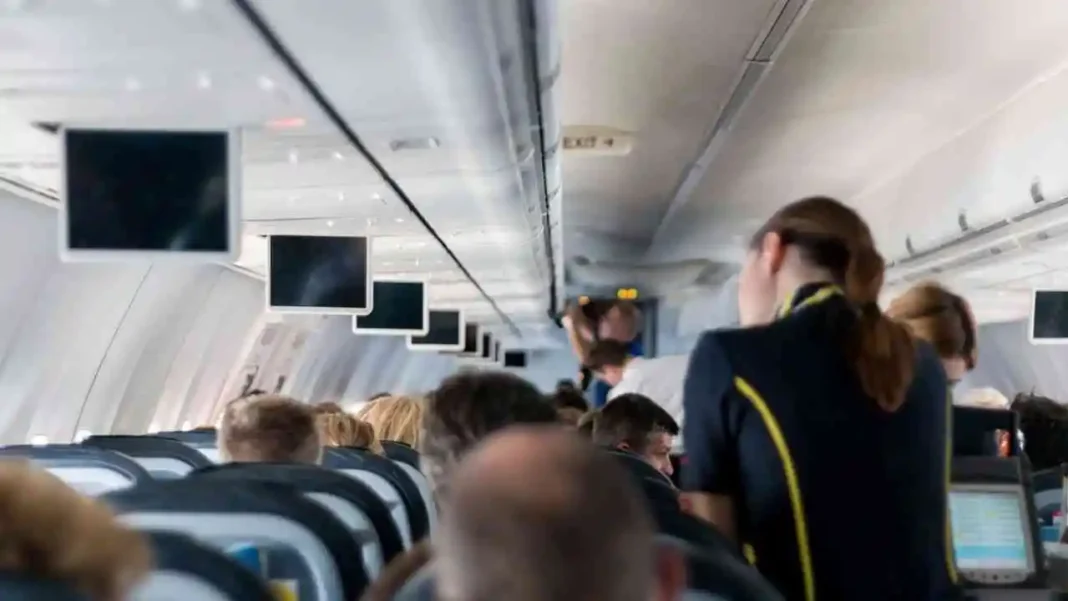 Interdiction d’alcool à bord des avions d’Air Algérie: la polémique enfle et met le feu à la toile Passagers à bord d'un avion d'Air Algérie, contrôles de sécurité en cours.