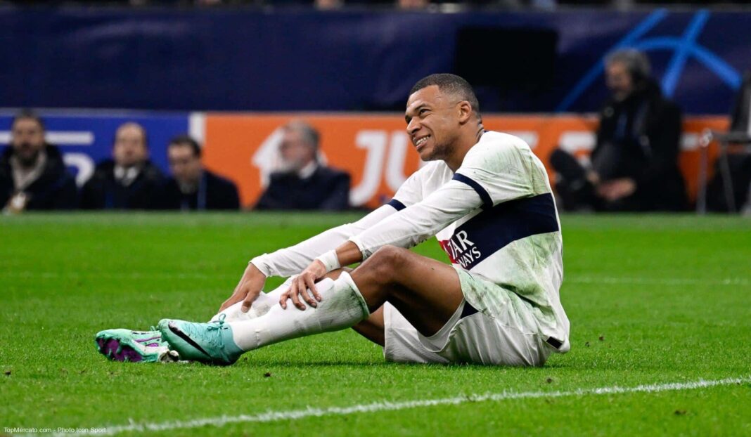 Mbappé, l’énorme coup de gueule Kylian Mbappé assis sur le terrain après une blessure lors d'un match de football.