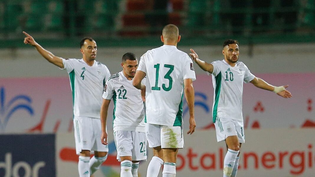 Équipe d'Algérie en action lors des éliminatoires Joueurs de l'équipe d'Algérie en pleine célébration sur le terrain.