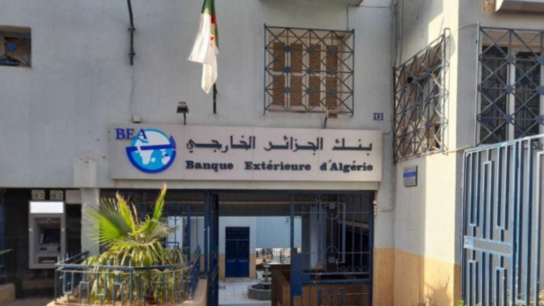 L’Algérie élargie son emprise bancaire dans deux pays d’Afrique Agence bancaire algérienne à l'étranger avec drapeau algérien.