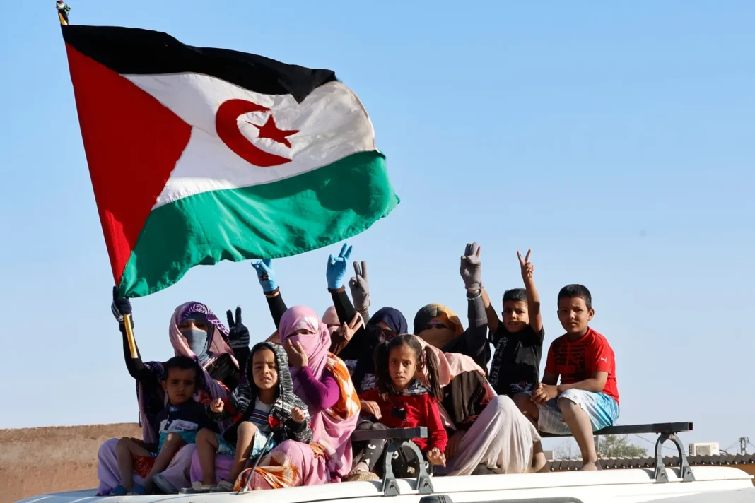 Faut-il exclure le Polisario de l’Union africaine? (Vidéo) Groupe de jeunes et d'enfants avec drapeau tunisien lors d'une manifestation.