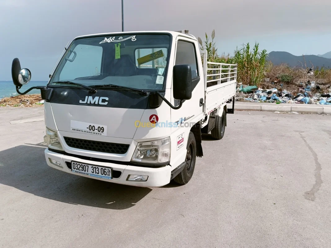 Officiel! La marque JMC bientôt en Algérie Camion JMC blanc stationné près de la mer en Algérie.
