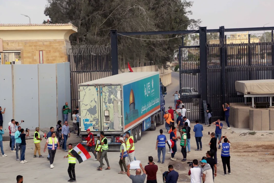Aide médicale algérienne à Gaza Transport de l’aide médicale algérienne à Gaza avec des bénévoles et des véhicules.