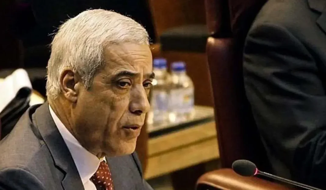 Découvrez le parcours atypique de Nadir Larbaoui : Ancien joueur de handball et nouveau Premier Ministre de l’Algérie Nadir Larbaoui, ancien joueur de handball, en réunion politique en Algérie.