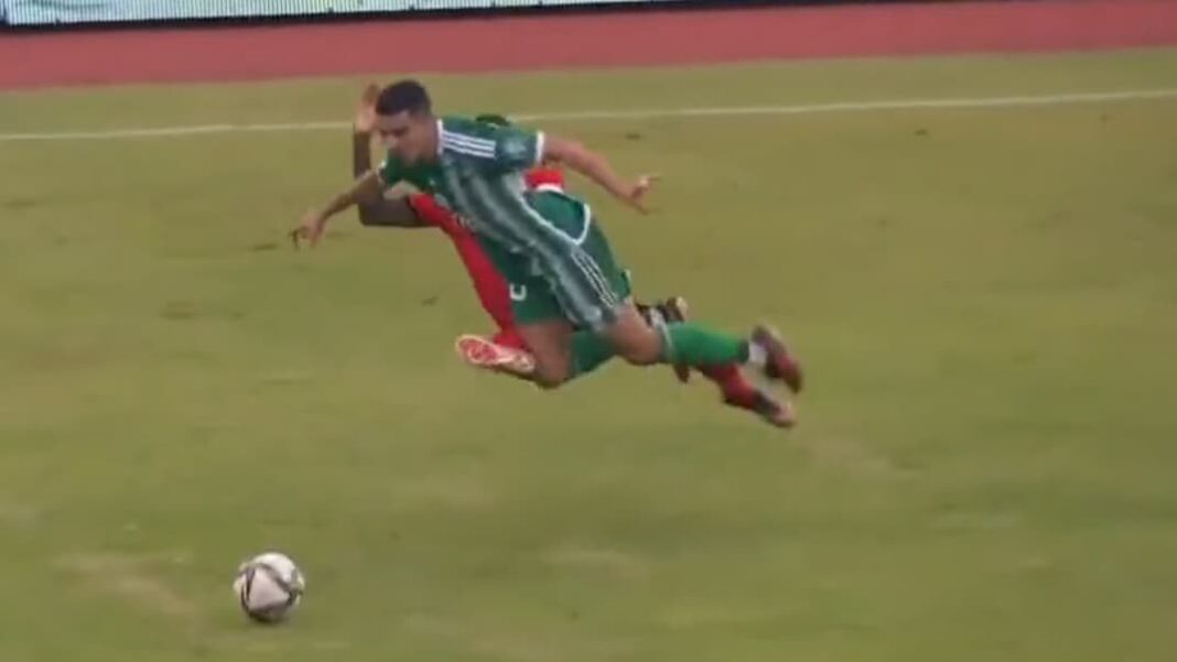 Atal victime d’un tacle dangereux lors de la victoire de l’Algérie au Mozambique en éliminatoires Coupe du Monde 2026 Footballeur Atal victime d'un tacle lors d'un match en éliminatoires Coupe du Monde 2026.