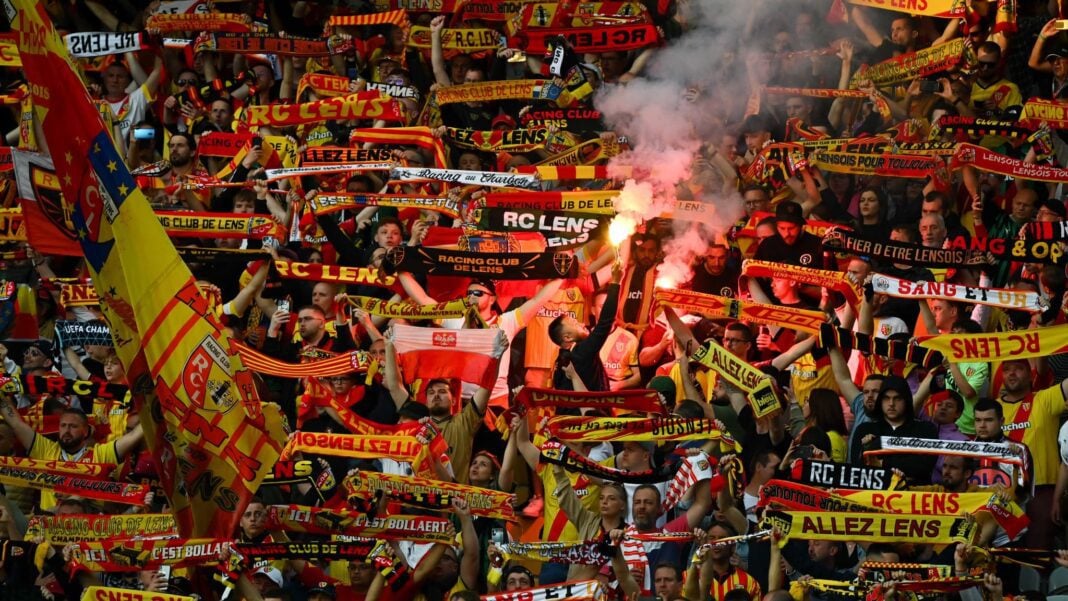 « J’ai senti son doigt sur mon sexe » des supportrices dénoncent Supporters du RC Lens avec écharpes et fumigènes lors d'un match.